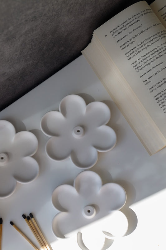 Räucherstäbchenhalter „Blume“ aus Raysin – zart & dekorativ