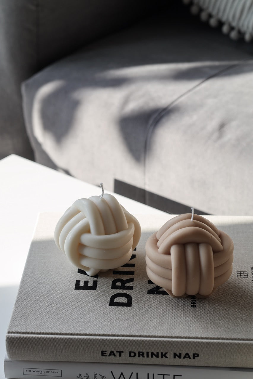 Kerze „Knot 2“ – handgegossen aus Rapswachs, kunstvoll & modern