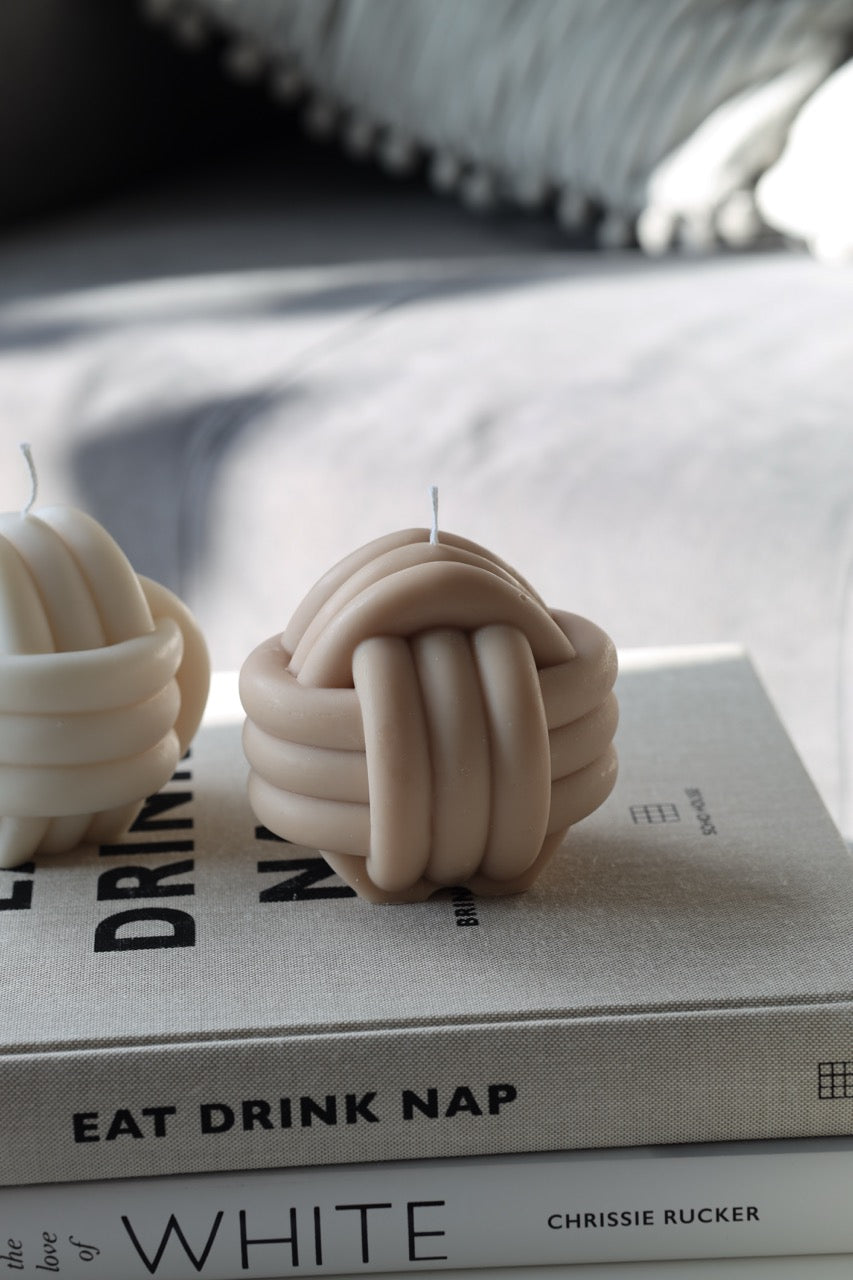 Kerze „Knot 2“ – handgegossen aus Rapswachs, kunstvoll & modern