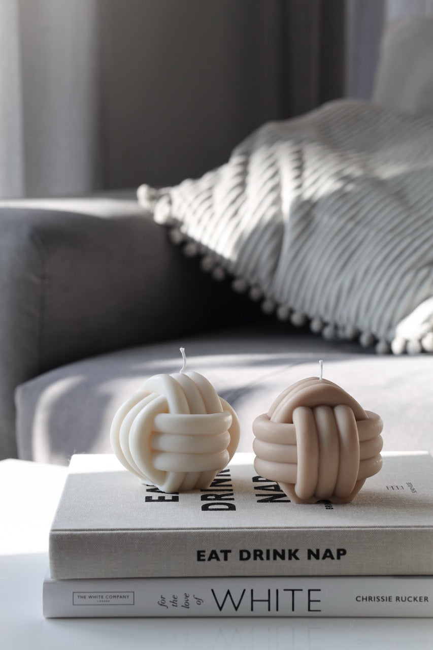 Kerze „Knot 2“ – handgegossen aus Rapswachs, kunstvoll & modern