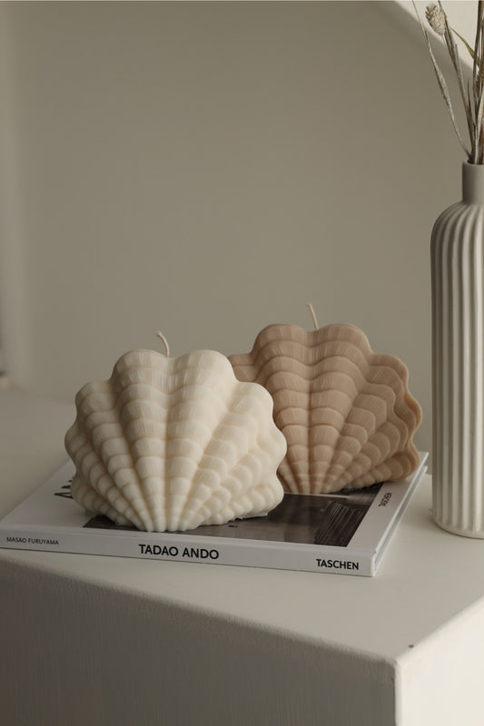Kerze „geriffelte Muschel“ – handgegossen aus Rapswachs, maritimes Design