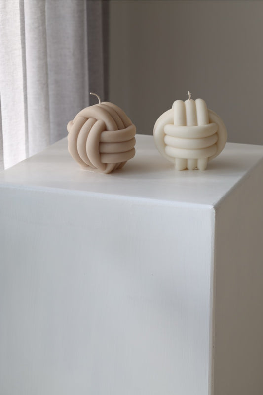 Kerze „Knot 2“ – handgegossen aus Rapswachs, kunstvoll & modern