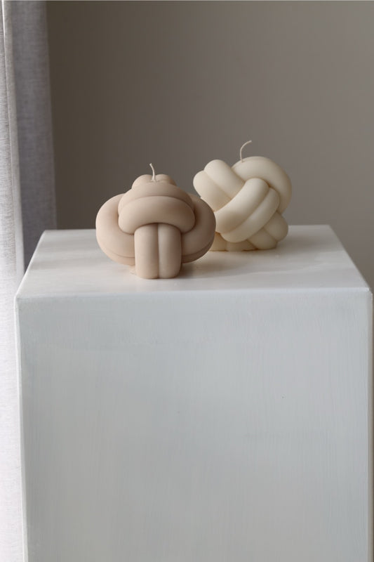 Kerze „Knot 1“ – handgegossen aus Rapswachs, kunstvoll & modern