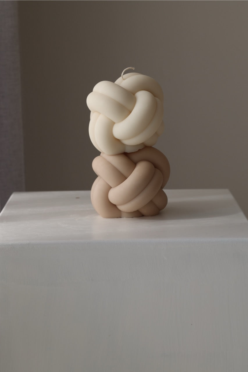 Kerze „Knot 1“ – handgegossen aus Rapswachs, kunstvoll & modern