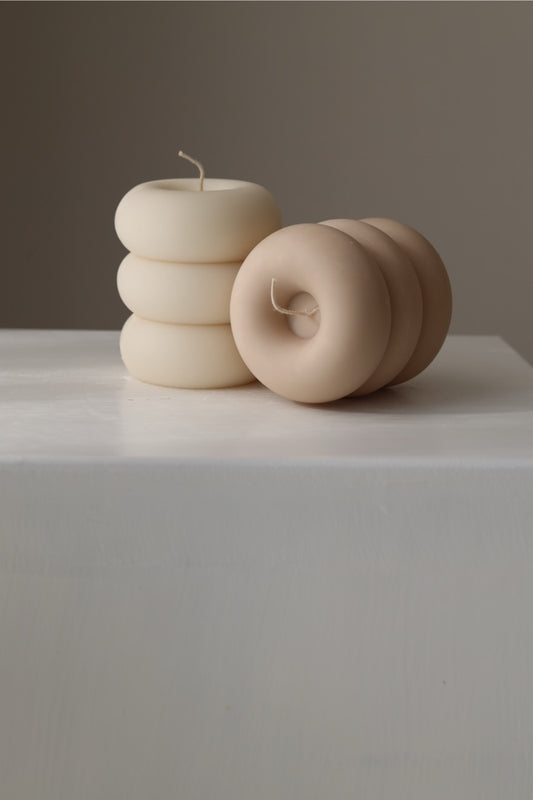 Kerze „Donut“ – handgegossen aus Rapswachs, verspielt & stilvoll