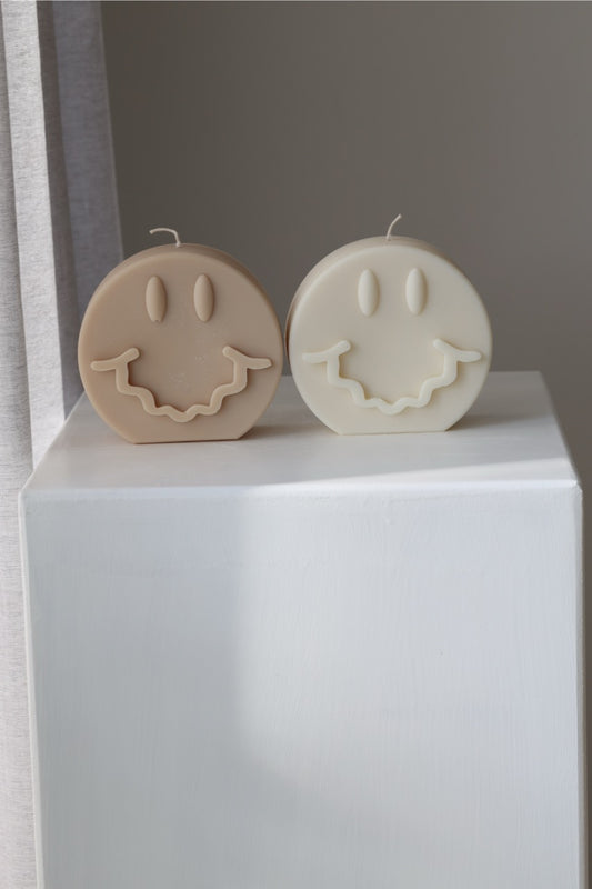 Kerze „Smiley“ – handgegossen aus Rapswachs, fröhlich & stilvoll