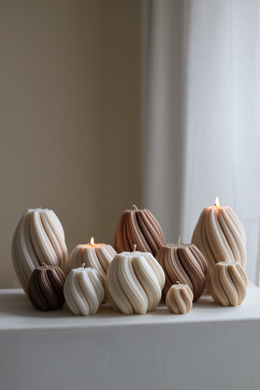 Kerze „Swirl“ – handgegossen aus Rapswachs, elegant & verspielt