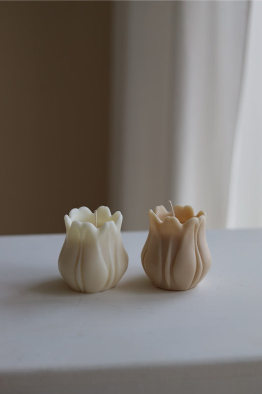 Kerze „Tulpe“ – handgegossen aus Rapswachs, florale Standkerze