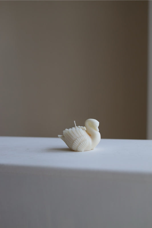 Kerze „Schwan“ – handgegossen aus Rapswachs, elegant & minimalistisch