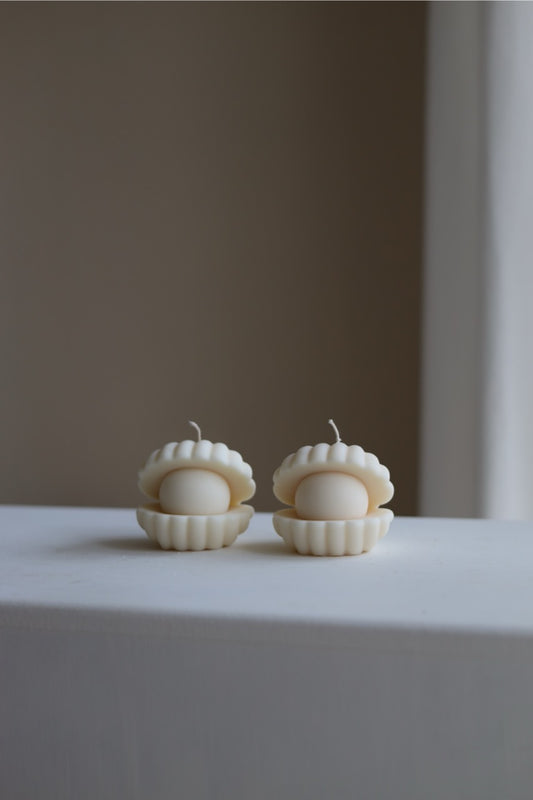 Kerze „Muschelperle“ – handgegossen aus Rapswachs, maritimes Designobjekt