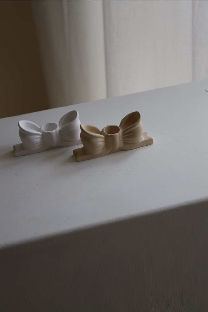 Kerzenhalter „bow“ – handgefertigt aus Raysin, modern & minimalistisch