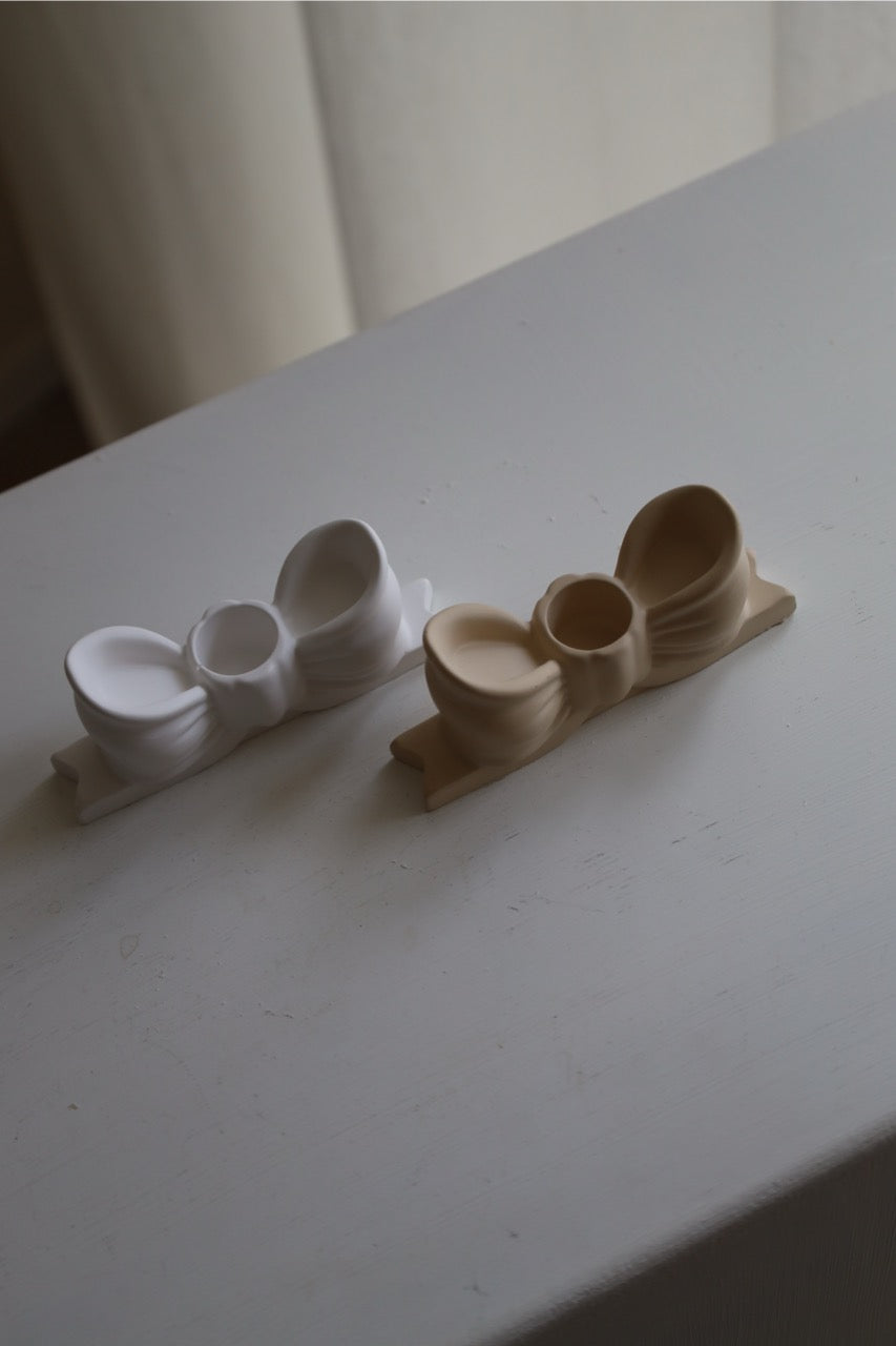 Kerzenhalter „bow“ – handgefertigt aus Raysin, modern & minimalistisch