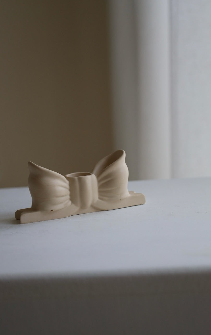 Kerzenhalter „bow“ – handgefertigt aus Raysin, modern & minimalistisch