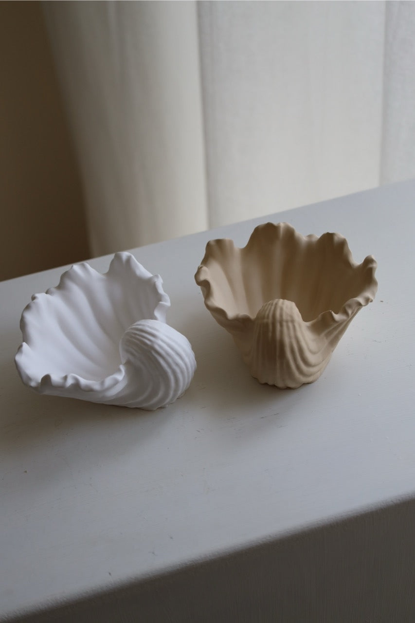 Deko-Schale „Wellenmuschel“ – handgemacht aus Raysin, maritimes Design