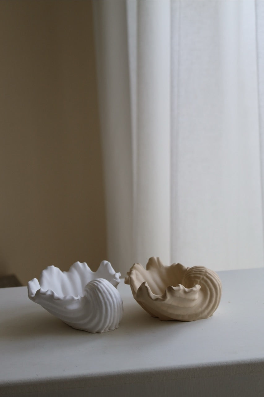 Deko-Schale „Wellenmuschel“ – handgemacht aus Raysin, maritimes Design