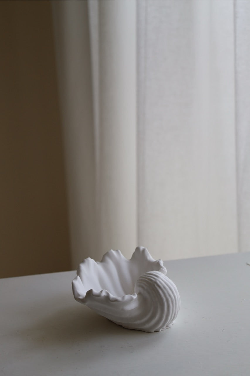 Deko-Schale „Wellenmuschel“ – handgemacht aus Raysin, maritimes Design