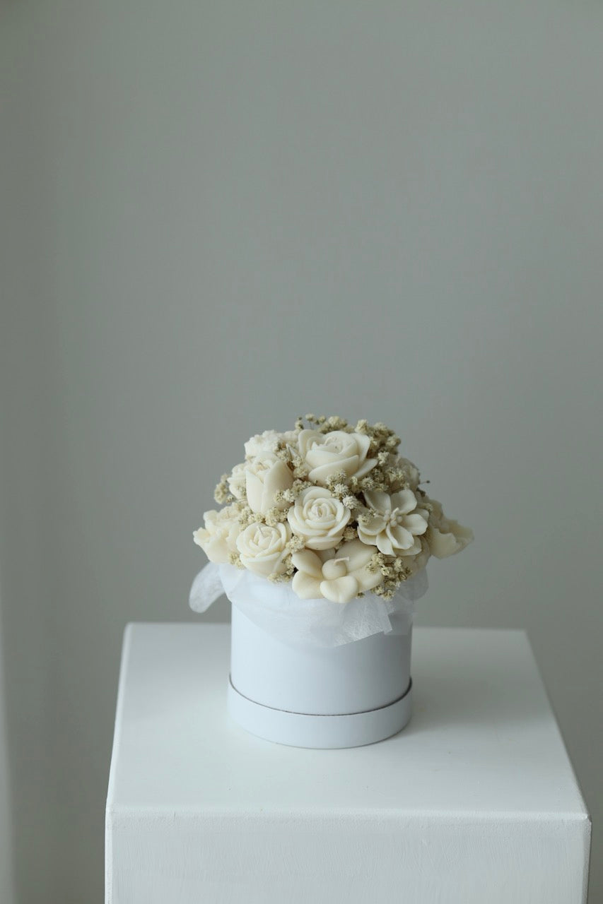 Kerzenstrauß "white whisper" - handgegossen aus Rapswachs"