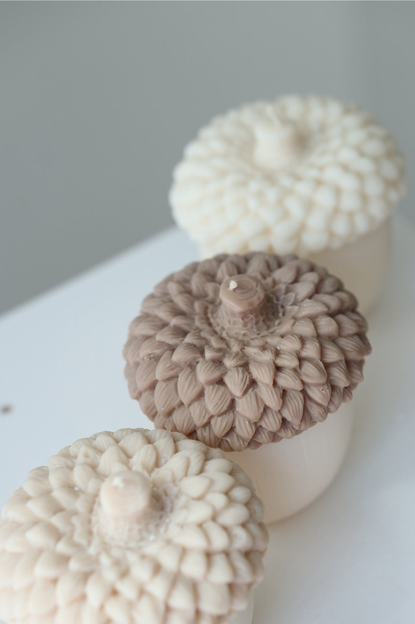 Kerze "Chestnut" - handgegossen aus Rapswachs