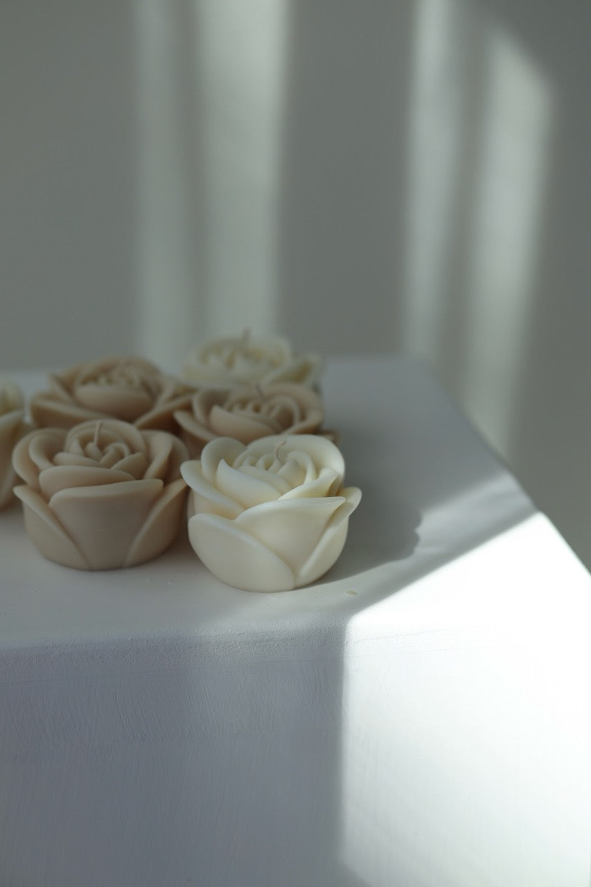Kerze "Rose" - handgegossen aus Rapswachs