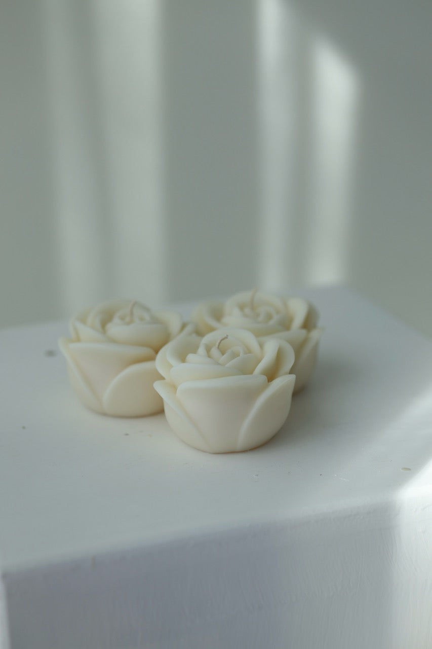 Kerze "Rose" - handgegossen aus Rapswachs