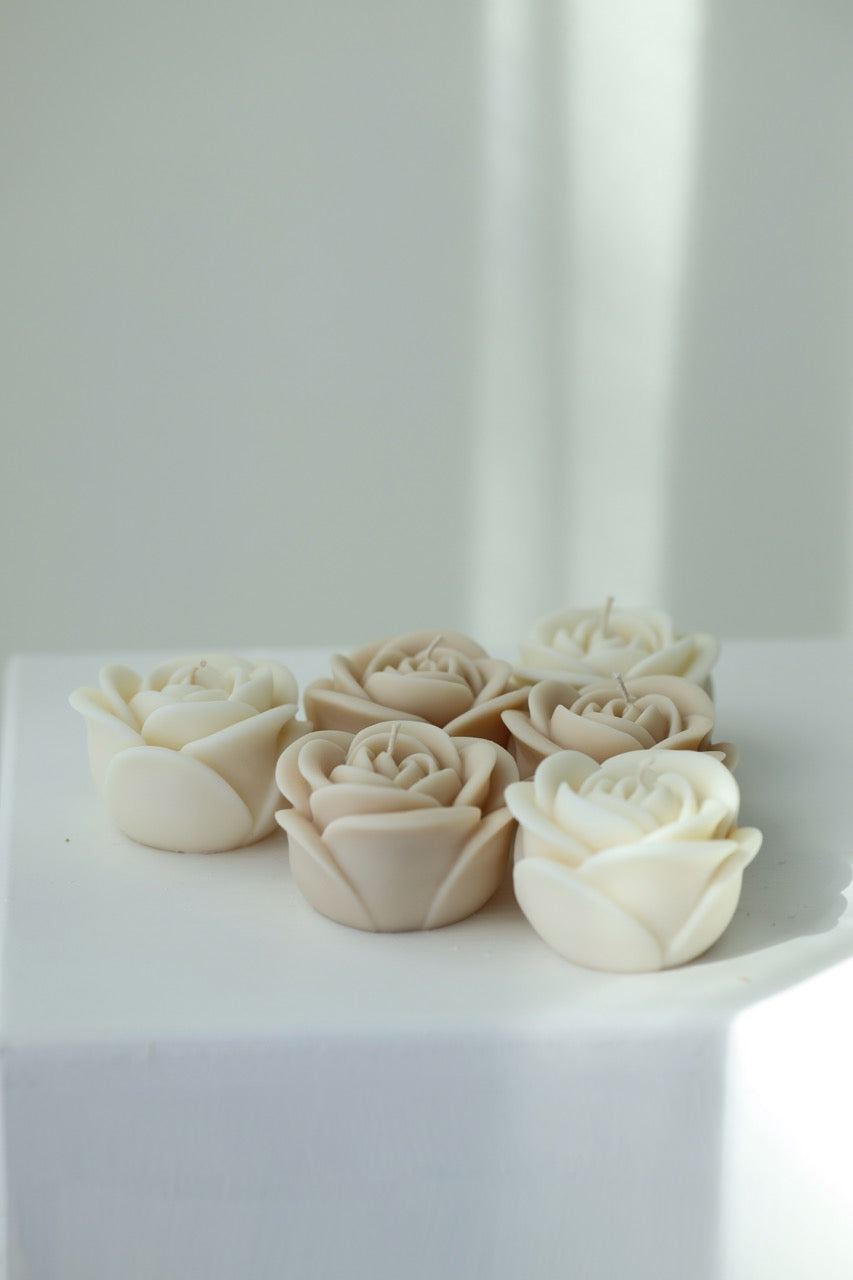 Kerze "Rose" - handgegossen aus Rapswachs