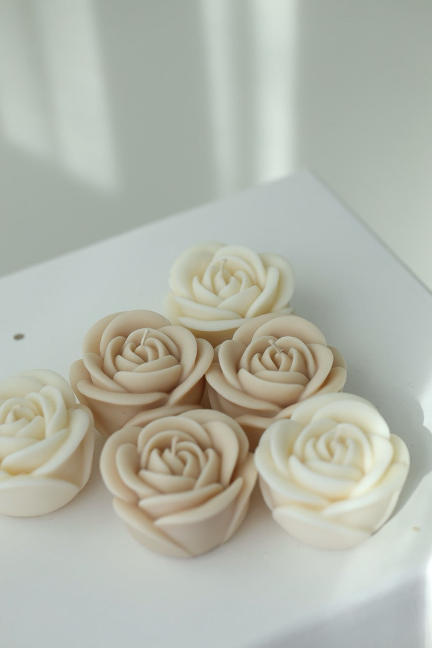 Kerze "Rose" - handgegossen aus Rapswachs
