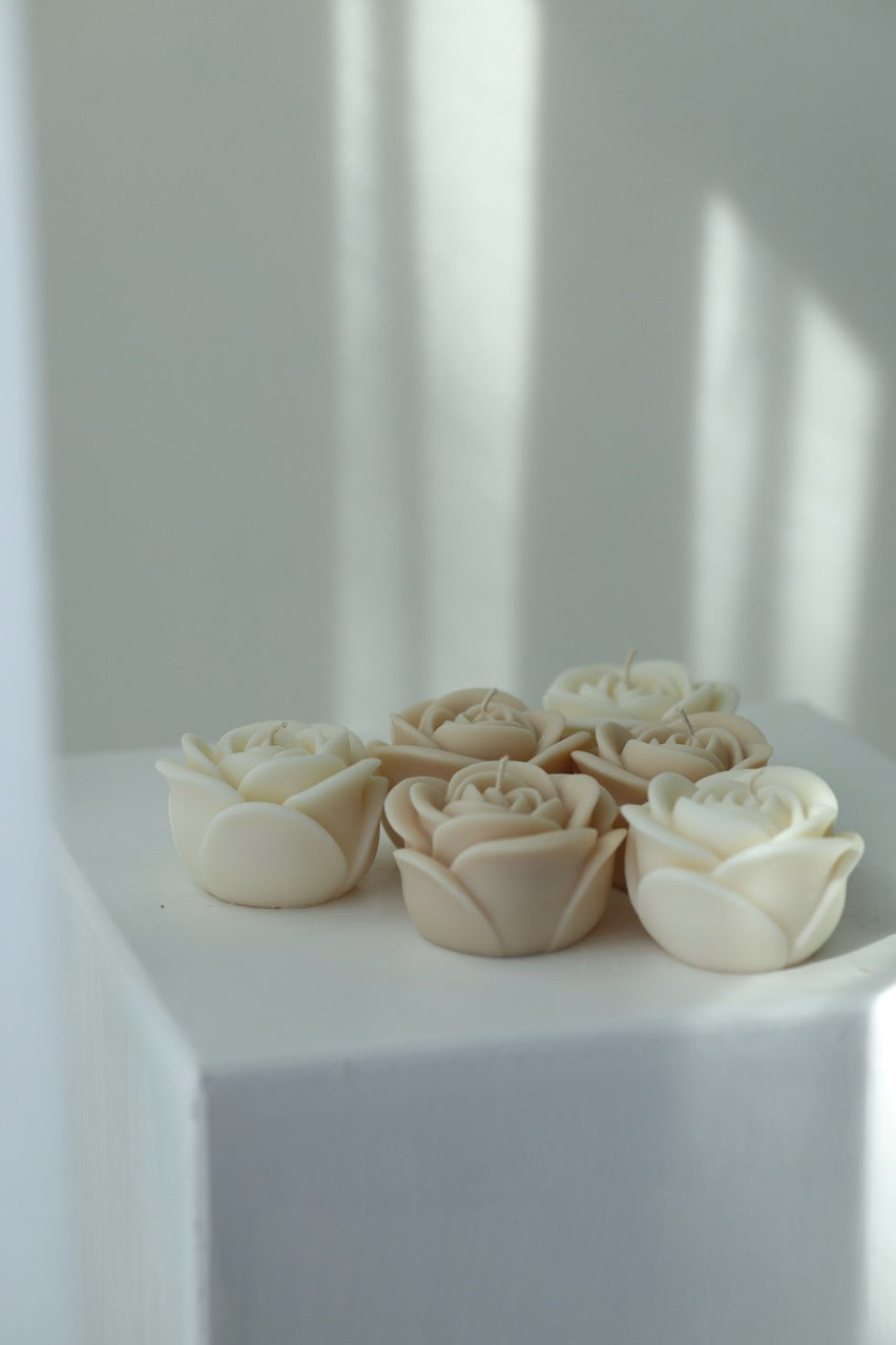 Kerze "Rose" - handgegossen aus Rapswachs