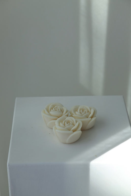 Kerze "Rose" - handgegossen aus Rapswachs
