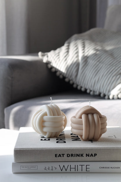 Kerze „Knot 2“ – handgegossen aus Rapswachs, kunstvoll & modern