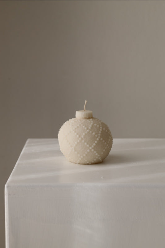 Kerze "Christbaumkugel" - handgegossen aus Rapswachs