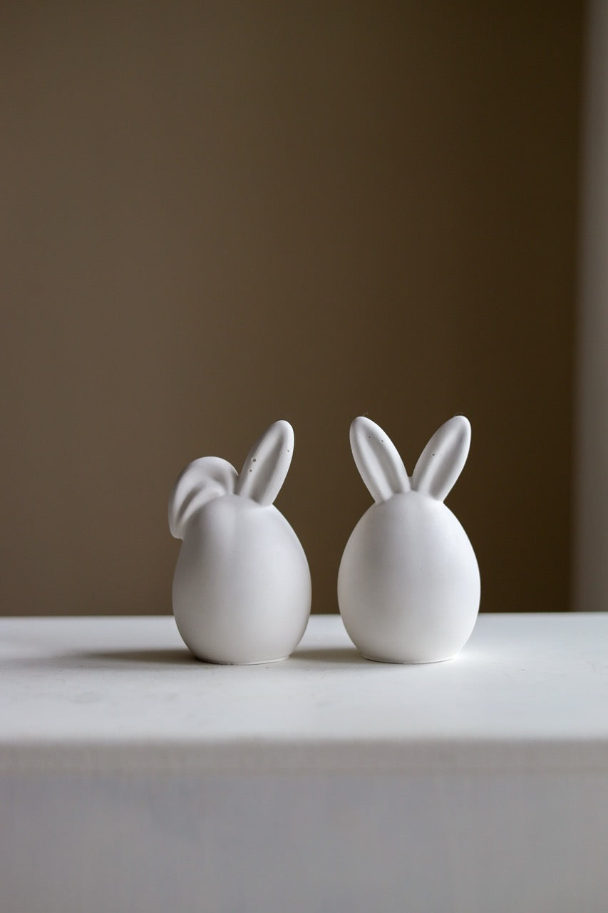 Deko-Osterhase – handgegossen aus Raysin, minimalistisch & modern