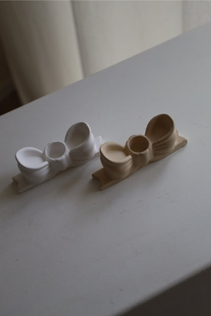 Kerzenhalter „bow“ – handgefertigt aus Raysin, modern & minimalistisch