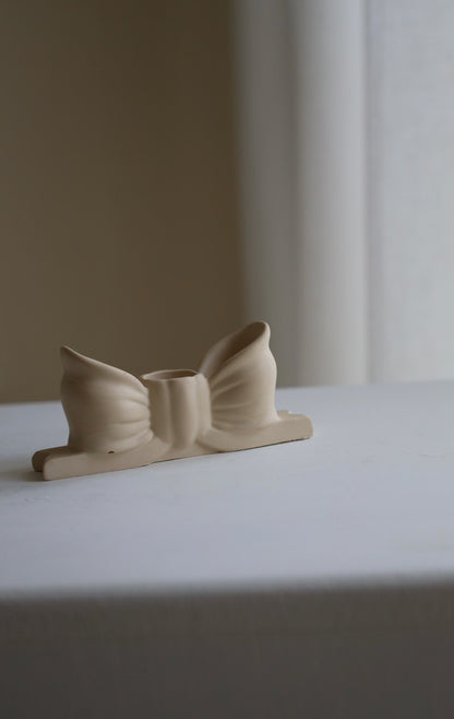 Kerzenhalter „bow“ – handgefertigt aus Raysin, modern & minimalistisch