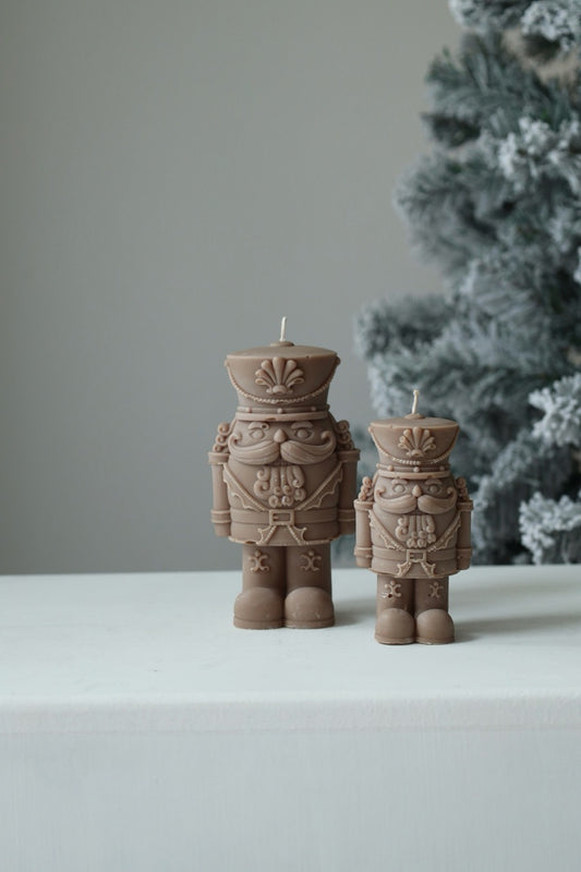 Kerze "Nussknacker" - handgegossen aus Rapswachs