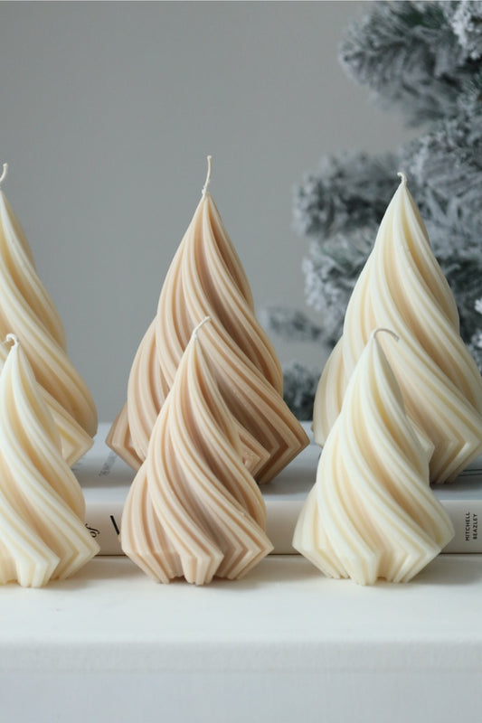 Kerze "Swirltannenbaum" - handgegossen aus Rapswachs