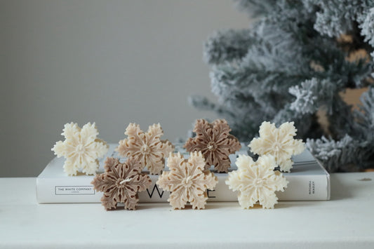 Kerze "Schneeflocke" - handgegossen aus Rapswachs