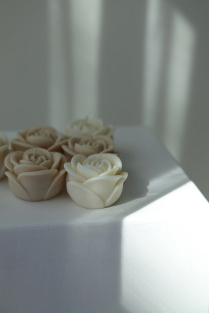 Kerze "Rose" - handgegossen aus Rapswachs