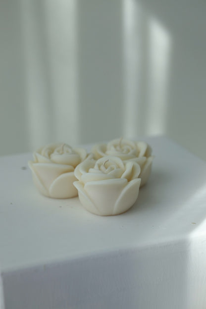 Kerze "Rose" - handgegossen aus Rapswachs
